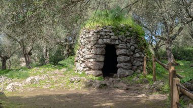 Santa Cristina 'nın Nuraghe' si Sardunya 'nın merkezinde aynı isimdeki nuragic köyünde.