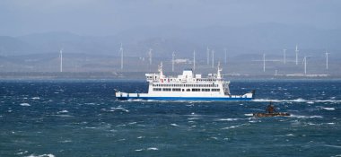 Fırtınalı denizin ortasında yolcuları taşıyan feribot.