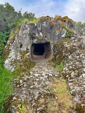 Santu Barbara 'nın domus de janas ve Nuraghe' si Bauladu Sardunya 'nın merkezinde antik Nuragic mezarları