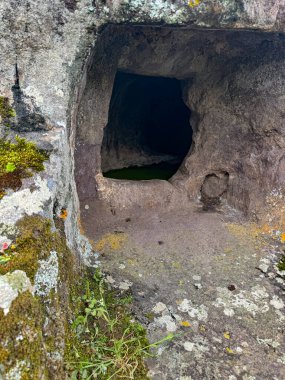 Santu Barbara 'nın domus de janas ve Nuraghe' si Bauladu Sardunya 'nın merkezinde antik Nuragic mezarları