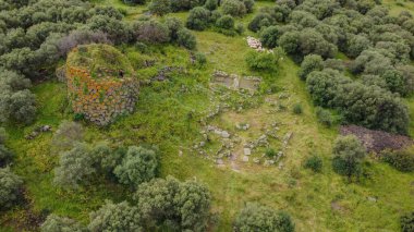 Santu Barbara 'nın domus de janas ve Nuraghe' si Bauladu Sardunya 'nın merkezinde antik Nuragic mezarları