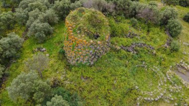 Santu Barbara 'nın domus de janas ve Nuraghe' si Bauladu Sardunya 'nın merkezinde antik Nuragic mezarları