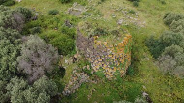 Santu Barbara 'nın domus de janas ve Nuraghe' si Bauladu Sardunya 'nın merkezinde antik Nuragic mezarları