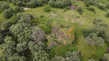 Santu Barbara 'nın domus de janas ve Nuraghe' si Bauladu Sardunya 'nın merkezinde antik Nuragic mezarları