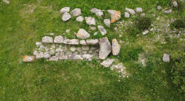 Nuragic devlerinin mezarı sa sedda e Sa Caudeba Collinas, Sardunya 'nın merkezinde.