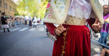 NUORO, İtalya - 16 Temmuz 2017 - Güzel kızlar tarafından giyilen geleneksel Sardunya elbisesi