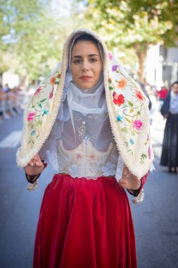 NUORO, İtalya - 16 Temmuz 2017 - Güzel kızlar tarafından giyilen geleneksel Sardunya elbisesi