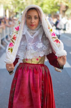 NUORO, İtalya - 16 Temmuz 2017 - Güzel kızlar tarafından giyilen geleneksel Sardunya elbisesi