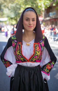 NUORO, İtalya - 16 Temmuz 2017 - Güzel kızlar tarafından giyilen geleneksel Sardunya elbisesi