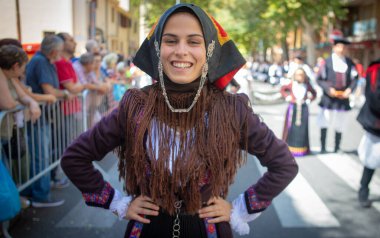 NUORO, İtalya - 16 Temmuz 2017 - Güzel kızlar tarafından giyilen geleneksel Sardunya elbisesi