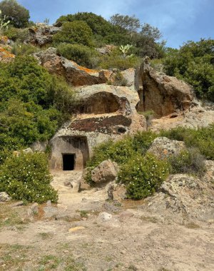 Montessu 'dan Domus de Janas Villaperuccio Güney Sardunya' nın anaokulu ve nurajik nekropolü