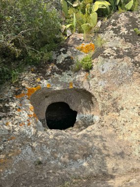 Montessu 'dan Domus de Janas Villaperuccio Güney Sardunya' nın anaokulu ve nurajik nekropolü