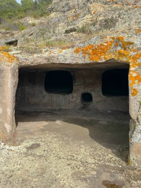 Montessu 'dan Domus de Janas Villaperuccio Güney Sardunya' nın anaokulu ve nurajik nekropolü