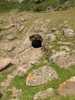 Montessu 'dan Domus de Janas Villaperuccio Güney Sardunya' nın anaokulu ve nurajik nekropolü