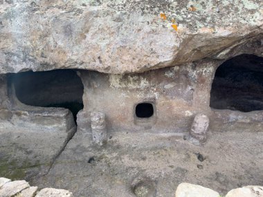 Montessu 'dan Domus de Janas Villaperuccio Güney Sardunya' nın anaokulu ve nurajik nekropolü