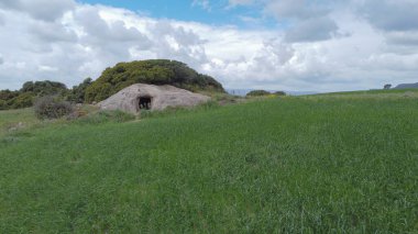 Sardunya merkezindeki setzuda domus de janas - antik peri evleri