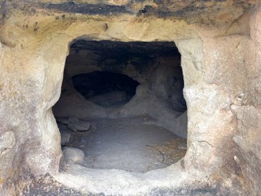Sardunya merkezindeki setzuda domus de janas - antik peri evleri