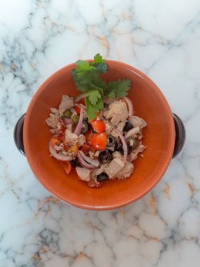 Kirazlı domates, kapari ve zeytinli taze ton balığı salatası.