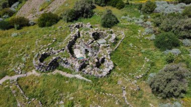 Kazılar sırasında yukarıdan alınan bir Nuraghe kalıntısı.