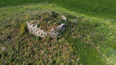 Kazılar sırasında yukarıdan alınan bir Nuraghe kalıntısı.