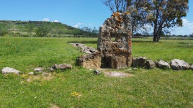 Sardunya 'nın merkezindeki Su Cuaddu ve Nixias Lunamatrona' nın Mezarı