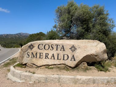 Costa Smeralda granit anka üzerine kazınmış.