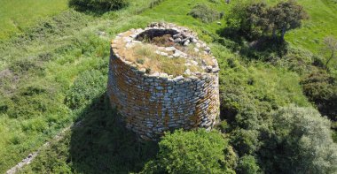 Chiaramonti 'li Nuraghe Ruju, Sardunya' nın merkezi - tek kule yapısı, hava manzarası