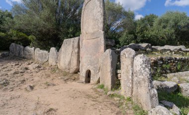 Nuragic nekropolünün arkeolojik kalıntıları Coddu Vecchiu 'nun dev mezarları - arzachena