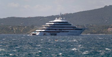 Porto Cervo kıyısında demirli bir yat.