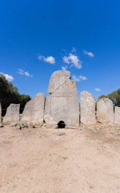 Li lolghi arzachena ve li muri necropolis 'in dev mezarları