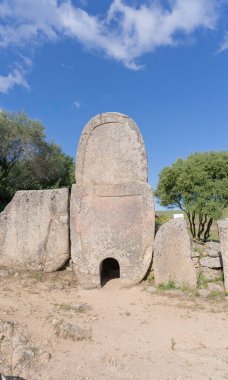 Nuragic nekropolünün arkeolojik kalıntıları Coddu Vecchiu 'nun dev mezarları - arzachena