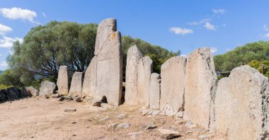 Li lolghi arzachena ve li muri necropolis 'in dev mezarları