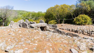 Li lolghi arzachena ve li muri necropolis 'in dev mezarları