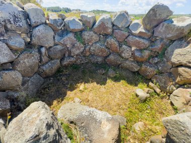 Nuraghe pitzu cummu - Sardunya 'nın merkezinde Nuragi harabeleri