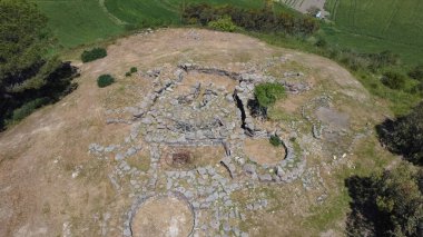 Nuraghe pitzu cummu - Sardunya 'nın merkezinde Nuragi harabeleri