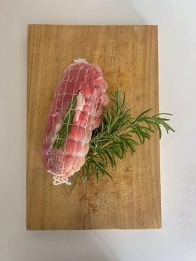 Rulo tavuk ve baharatlar pişirmeye hazır.