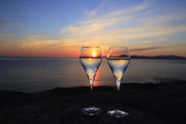 İnsan siluetiyle Alghero şehrinin surlarında süper gün batımı