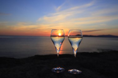 İnsan siluetiyle Alghero şehrinin surlarında süper gün batımı