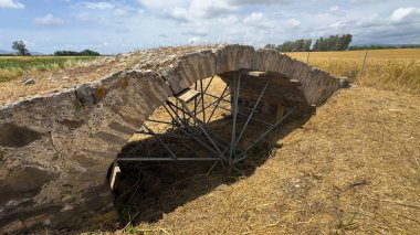 Sardara yakınlarındaki antik Roma köprüsü, orta Sardunya