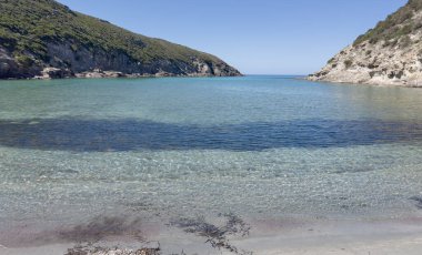 Güney Sardunya 'daki Cala Lungo sahilinin kristal berrak sularının hava manzarası.