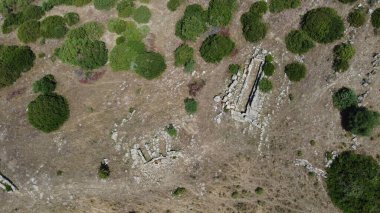 Sardunya 'nın orta kesimindeki Gonnosno' nun Lapideddas 'ı devlerin mezarıdır.