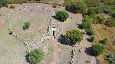 Sardunya 'nın merkezindeki Gonnosfanadiga' daki Nuragic devleri San Cosimo 'nun mezarı.