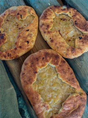 domatesli, sarımsaklı, fesleğenli ve soğanlı tipik sardalya ekmeği