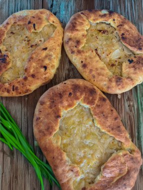 domatesli, sarımsaklı, fesleğenli ve soğanlı tipik sardalya ekmeği