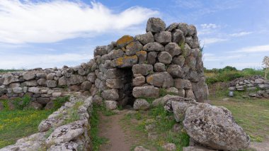 Nuraghe losa, sitenin ayrıntıları ve nuragic kompleksi.