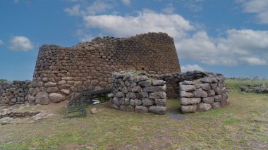 Nuraghe losa, sitenin ayrıntıları ve nuragic kompleksi.