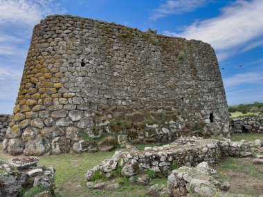 Nuraghe losa, sitenin ayrıntıları ve nuragic kompleksi.