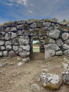 Nuraghe losa, sitenin ayrıntıları ve nuragic kompleksi.