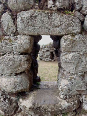 Nuraghe losa, sitenin ayrıntıları ve nuragic kompleksi.
