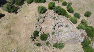 Nuraghe ve nuragic kompleksi sa domu beccia in uras, Central Sardinya